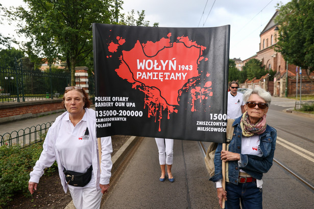 Pochód w stronę Cmentarza Rakowickiego w Krakowie w ramach obchodów Narodowego Dnia Pamięci Ofiar Ludobójstwa dokonanego przez ukraińskich nacjonalistów na obywatelach II Rzeczypospolitej Polskiej