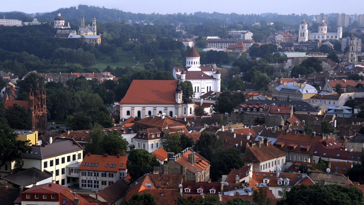 Problem dwujęzycznych tablic z nazwami ulic na Litwie, w językach litewskim i polskim, który od lat wzbudzał wiele emocji, przestaje istnieć. Przy ulicach ustawiane są słupki z litewskimi nazwami ulicy, a na domach prywatnych pozostają tablice dwujęzyczne.