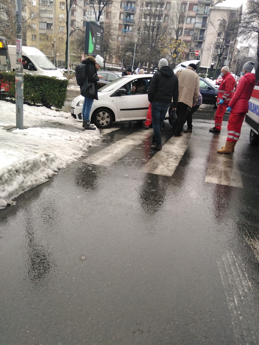 Ekipa Hitne pomoći i prolaznici pokušavali su da otvore vrata i izvuku devojku