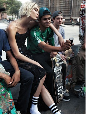 Karlie Kloss báliruhákban és papucsban az Interview magazinban!