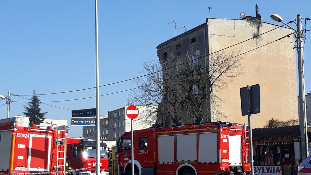 Tomasz J. jest podejrzany o zabójstwo żony, znieważenie jej zwłok oraz doprowadzenie do częściowego zawalenia się kamienicy na Dębcu, w wyniku czego zginęły cztery osoby. Decyzją sądu pod koniec marca mężczyzna prosto ze szpitala trafił do aresztu tymczasowego, gdzie ma spędzić trzy miesiące. Teraz jego obrońca złożył zażalenie na tę decyzję. Nie ujawnia jednak, jakimi argumentami zostało one poparte.