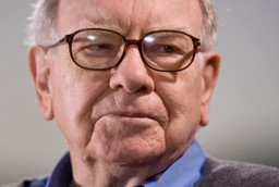 Warren Buffett znowu kupuje akcje. Bo rynek dołuje