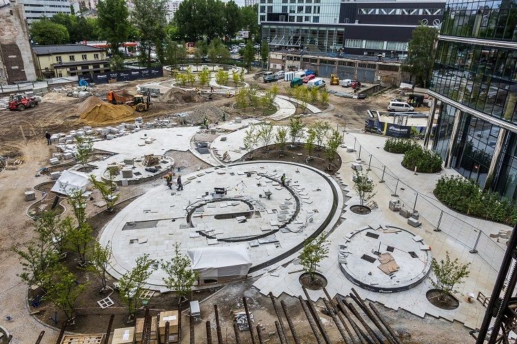 Plac Europejski ma być miejscem relaksu w nowopowstającym biznesowym centrum Warszawy. Plac będzie miał w sumie 4 tys. m2 powierzchni. Znajdą się tu m.in. amfiteatr, pasaż artystyczny, nowoczesne fontanny, restauracje, meble miejskie, dużo zieleni, a także stacja rowerowa.