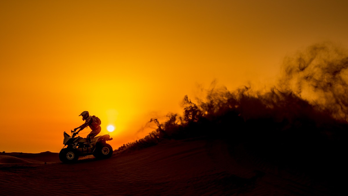 Dwóch dakarowych mistrzów i kilku poważnych pretendentów do ich pokonania stanie w sobotę na starcie prologu do Abu Dhabi Desert Challenge. Rajd prowadzący przez piaski Zjednoczonych Emiratów Arabskich odbywa się już od 23 lat i zasłużył sobie na prestiż jednego z najważniejszych wydarzeń w kalendarzu FIM oraz FIA. W wyrównanej stawce, zawodnicy Poland National Team będą się liczyć w rywalizacji o najwyższe miejsca.