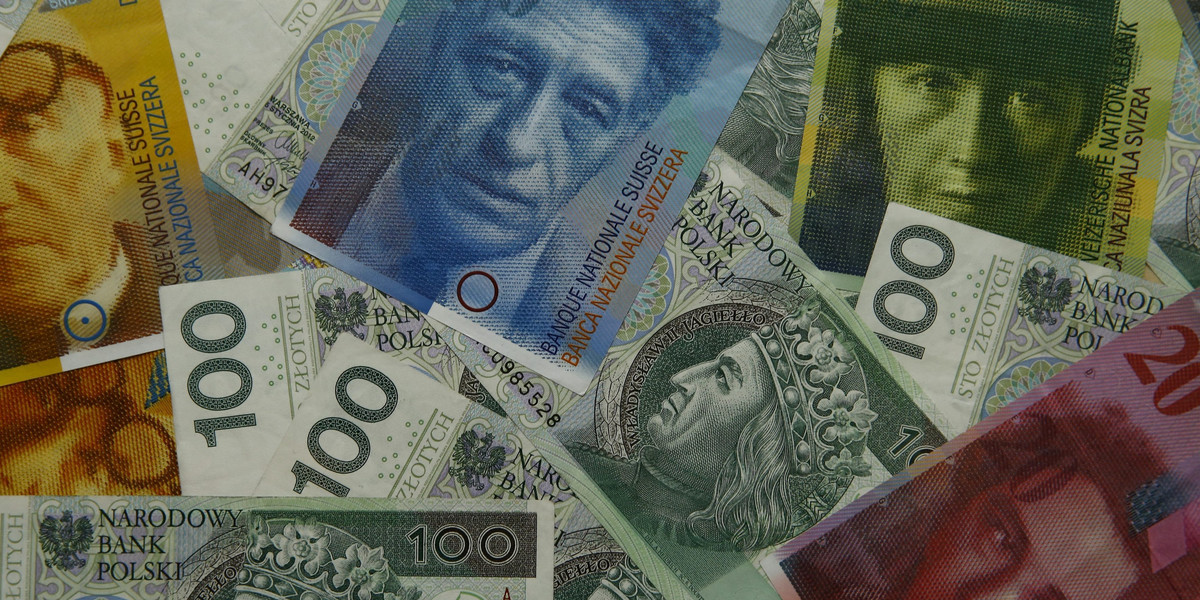 Po podniesieniu przez Szwajcarski Bank Narodowy stóp procentowych frankowicze w Polsce będą musieli płacić jeszcze wyższe raty kredytów. 
