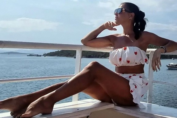 IMALE BALONE, PA VADILE SILIKONE Naše pevačice su morale pod nož kako bi smanjile grudi: Evo i koja se gorko pokajala zbog operacije