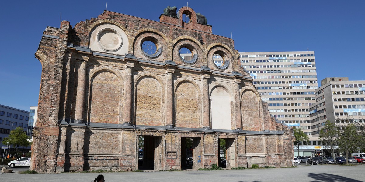 Pomnik stanie niedaleko dawnego dworca Anhalter Bahnhof, skąd wywożono na śmierć niemieckich Żydów do Polski