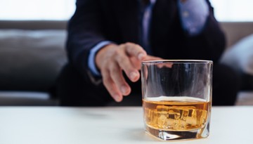 Jak lekarze rozpoznają ukryty alkoholizm? Cztery pytania, które otwierają całą diagnozę