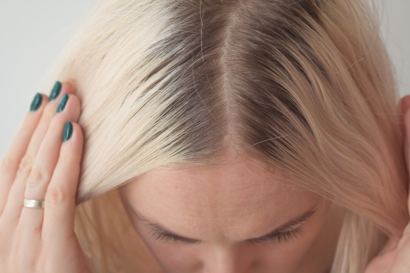 Les adeptes de colorations savent qu’une coloration ne tient jamais longtemps et qu’il faut la renouveler peu de temps après. Mais pour celles qui n’ont ni le temps ni l’envie de le faire, il existe des astuces qui permettent de masquer les racines en un clin d’œil. 