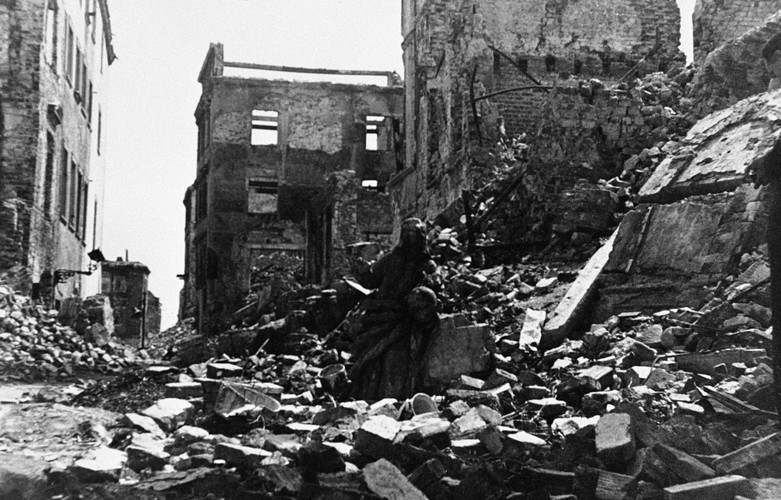 Warszawa w 1945 roku. Specjaliści oceniający zniszczenia powojennej stolicy Polski oszacowali, że pokrywało ją 20 milionów metrów sześciennych gruzów