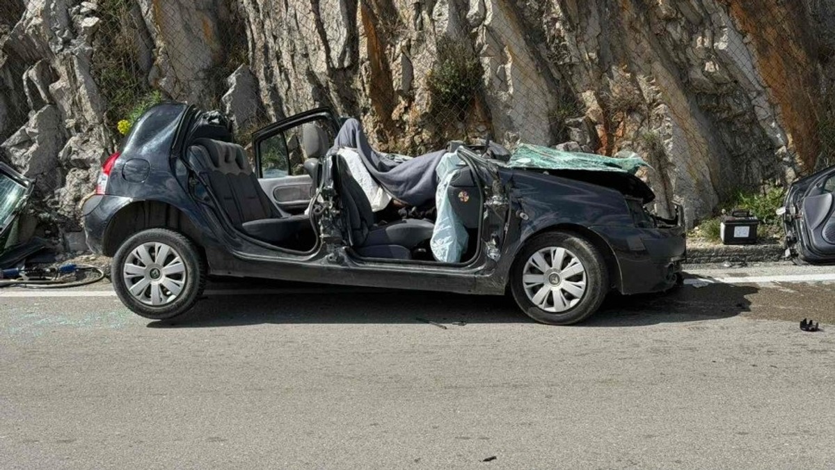 DEČAK (15) POGINUO U STRAVIČNOJ NESREĆI Sudarili se kamion i auto kod Kotora: Vatrogasci morali da seku vozilo (FOTO)