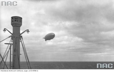 Zdjęcie sterowca 'Hindenburg' zrobione z pokładu 'Batorego' na Atlantyku - 1936 rok