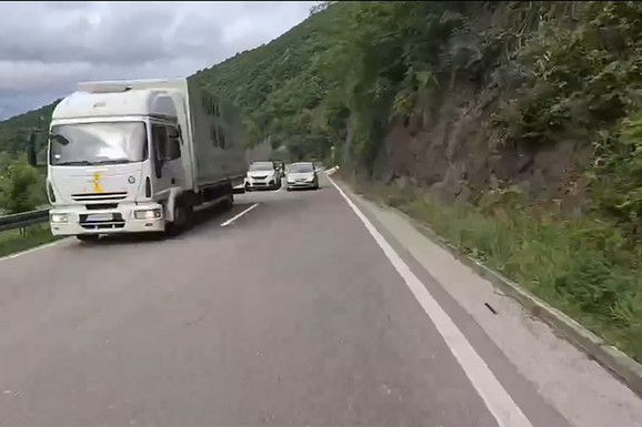 DRAMATIČAN SNIMAK SA ZLATIBORA Preticao kamion, pa se umalo zakucao u motor pri velikoj brzini: Od pogleda na ovo podilazi jeza! (VIDEO)