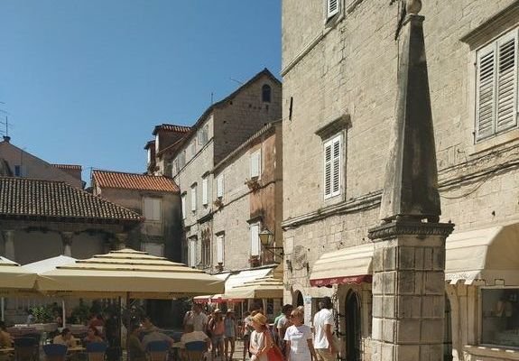 Trogir - turystów nie brakuje.