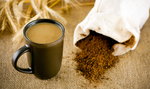 Kawa zbożowa smakuje na ciepło i na zimno, z napojami roślinnymi. Dawno jej nie piłaś? Czas to zmienić