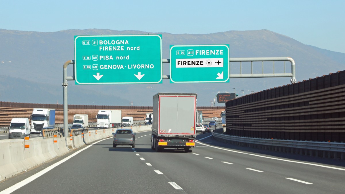 Se schimbă regulile pentru șoferi, inclusiv străini, pe drumurile din Italia: noul Cod Rutier a fost aprobat de guvern