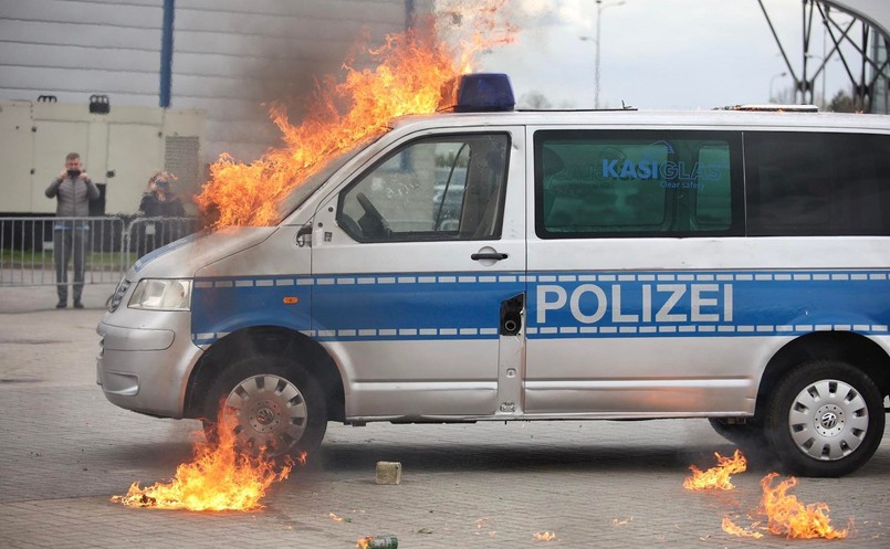 Policja wymieni szyby na pancerne, radiowozy wytrzymają ostrzał