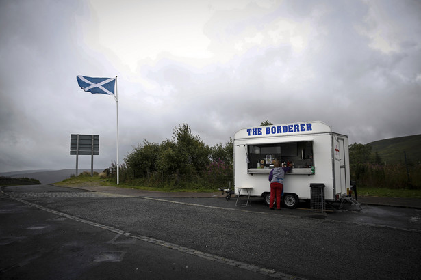 Szkocka flaga narodowa powiewająca w pobliżu granicy Szkocji i Wielkiej Brytanii.