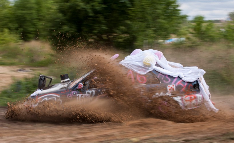 Te auta powinny być na złomie, ale ścigają się w Polskiej Lidze Wraków