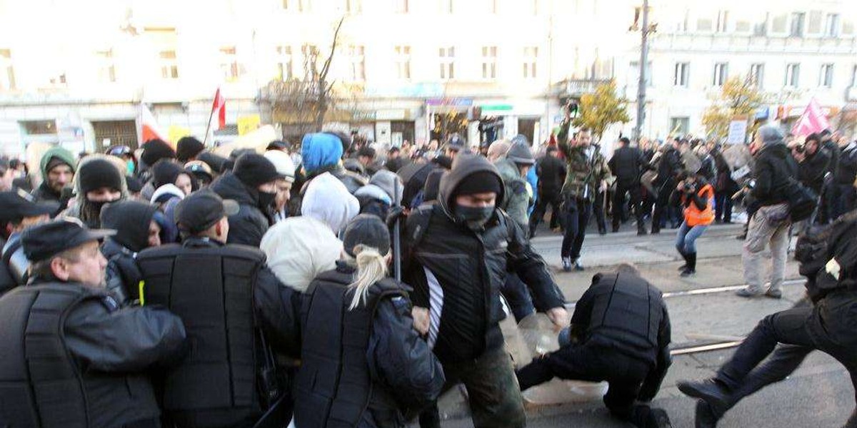 policja, zadyma, demonstracja, dzień niepodległości