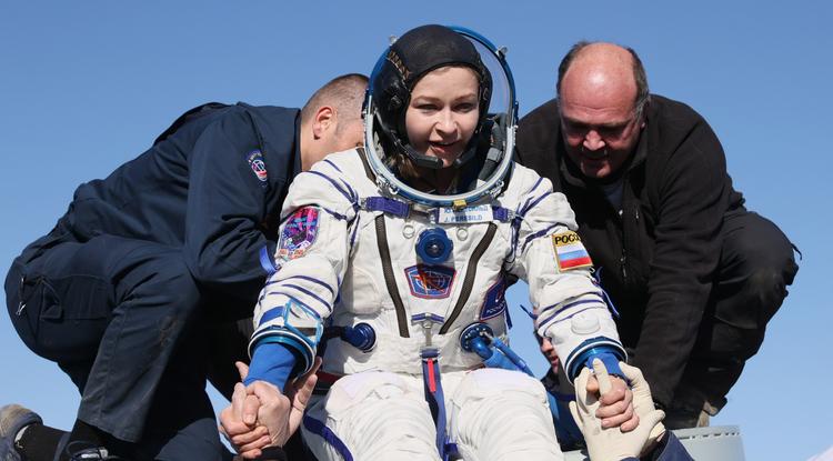 Julia Peresildet, az első űrben forgatott film főszereplőjét kisegítik a Soyuz MS-18 visszatérő kapszulájából