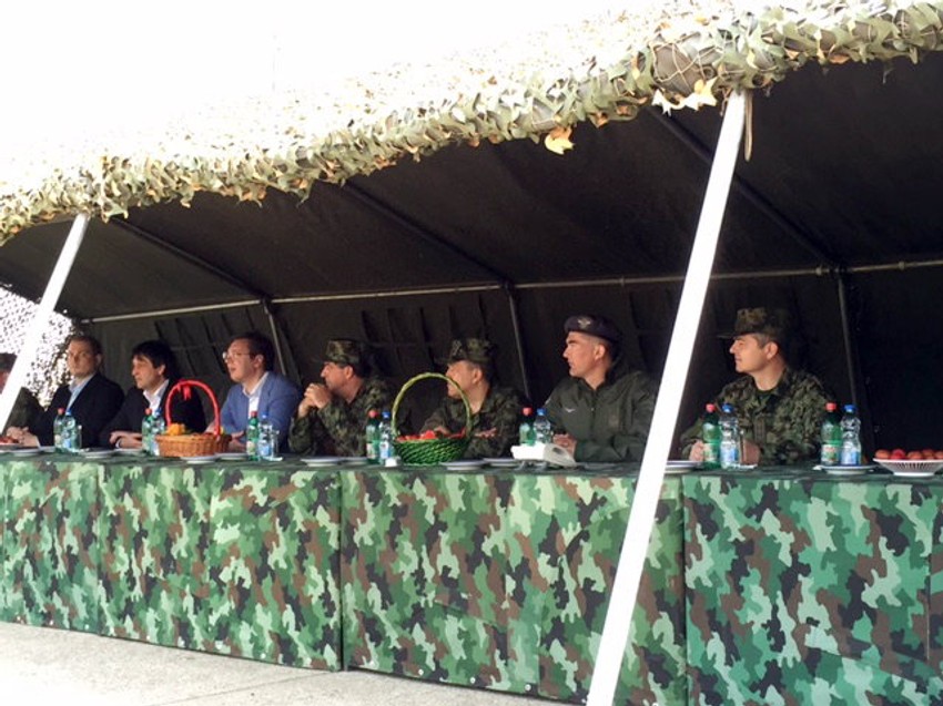 Aleksandar Vučić sa ministrom odbrane i generalima gleda nalet aviona