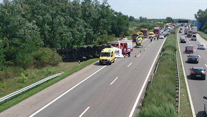Felborult egy kamion az M5-ös autópályán - képek