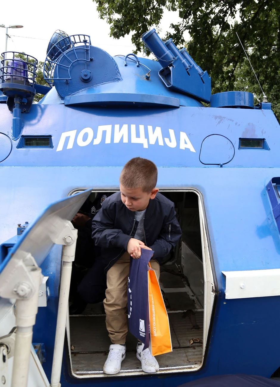 Super su se provodili istražujući policijska vozila