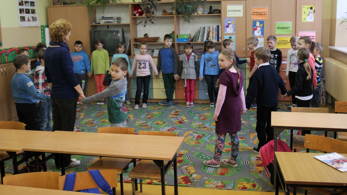 Dzieci ewakuowane z Ukrainy do Polski powinny jak najkrócej przebywać w ośrodku, który jest dla nich tymczasowym miejscem pobytu, a jak najszybciej znaleźć się w bezpiecznym środowisku – podkreśla rzecznik praw dziecka Marek Michalak.