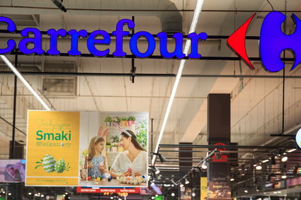 Carrefour rezygnuje ze sprzedaży plastikowych sztućców i talerzy