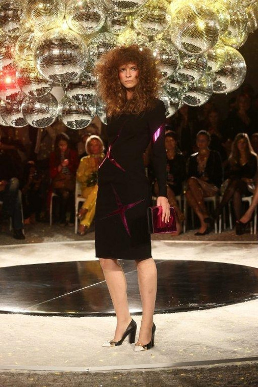 Modelka prezentuje kopertówkę z linii Gosia Baczyńska dla T-mobile fashion.