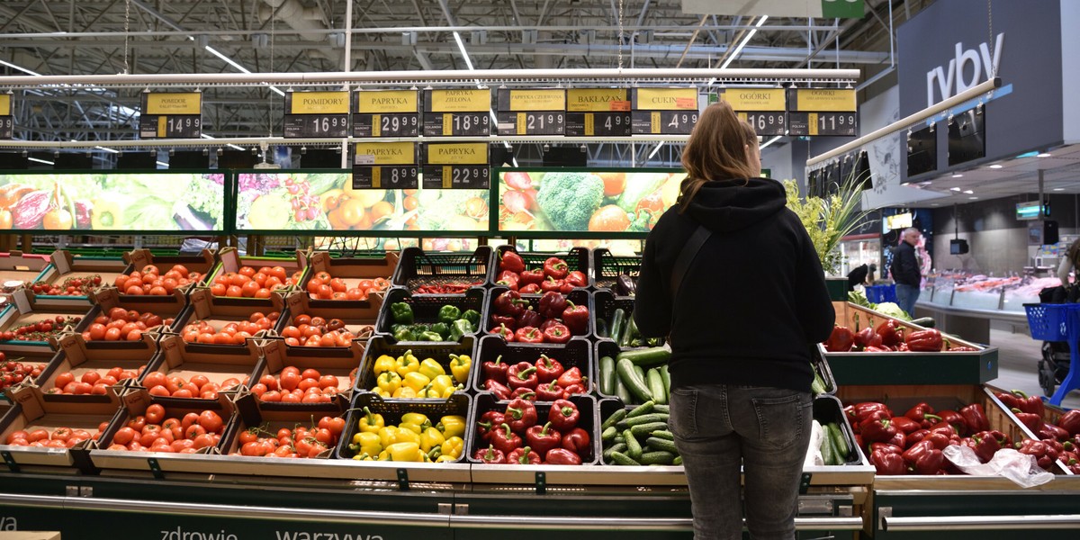 Obecnie tanieją głównie produkty nieprzetworzone takie jak cukier, mąka, warzywa i owoce.