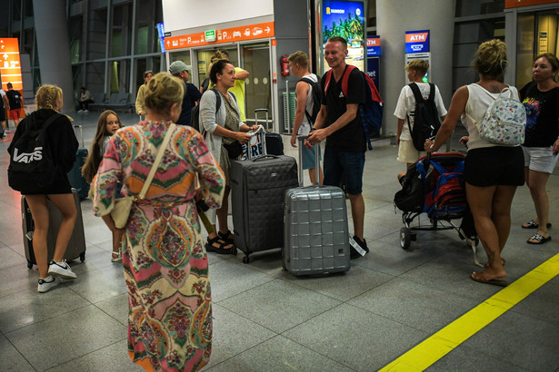 Turyści, którym udało się wylecieć z Rodos, na lotnisku Chopina w Warszawie