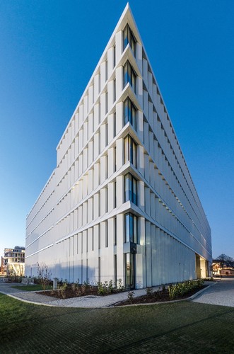 W harmonijny sposób zadbano o funkcjonalność budynków biurowych. Ponad 90 proc. wnętrza charakteryzuje się wysokim poziomem dostępu do naturalnego światła dziennego, dzięki czemu zmniejszono potrzebę korzystania z oświetlenia elektrycznego.