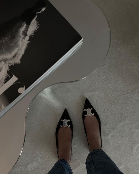 Piękny kadr kobiecych butów ujęty na minimalistycznym zdjęciu