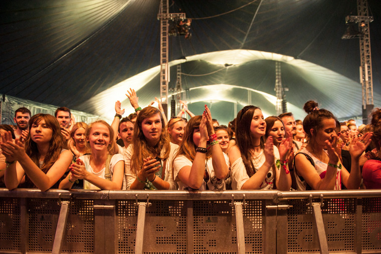 Publiczność pod sceną na festiwalu Heineken Open'er (fot. Monika Stolarska/Onet)