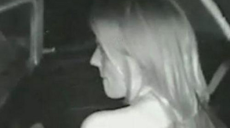 Meztelenül vezetett a részeg nő - videó