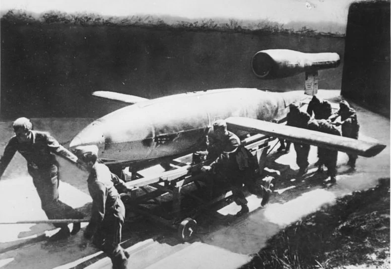 Żołnierze niemieccy transportujący pocisk V-1 - fotografia oddaje dobrze wielkość latającej bomby Hitlera