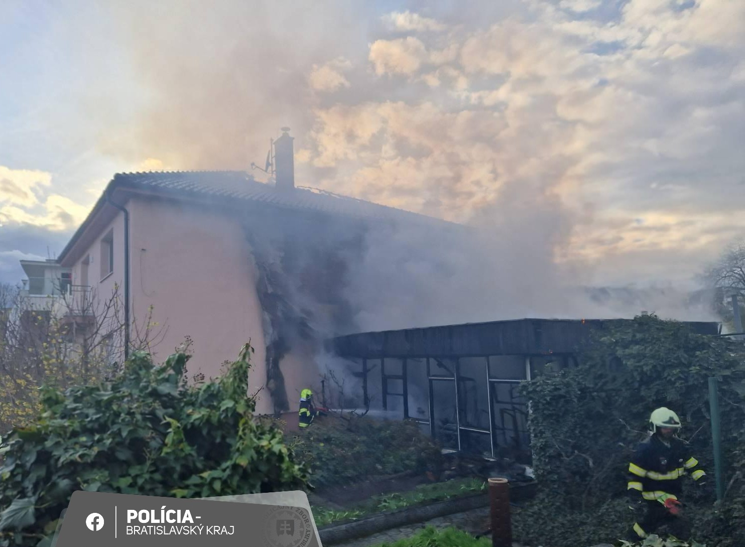 Policajti zasahovali v nedeľu popoludní pri požiari dielne a rodinného domu v Pezinku.
