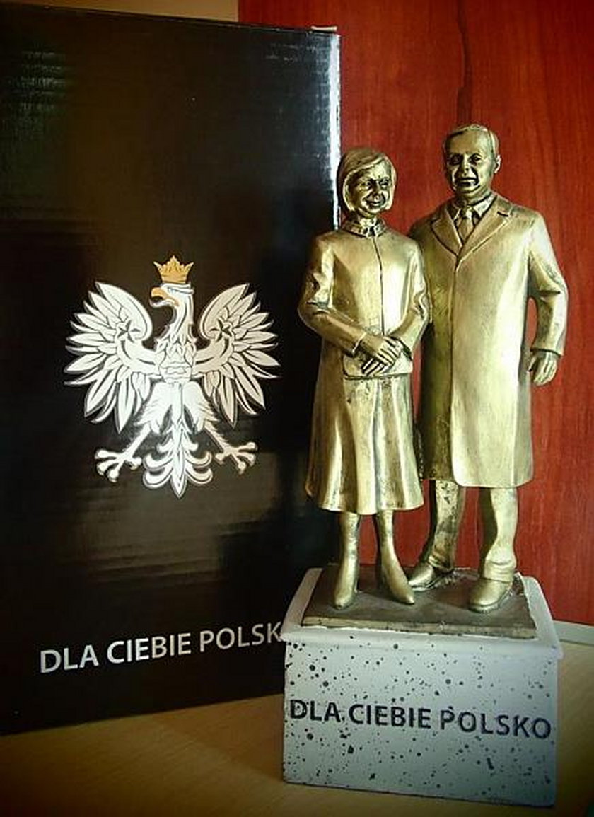 Miniatura pomnika Kaczyńskich