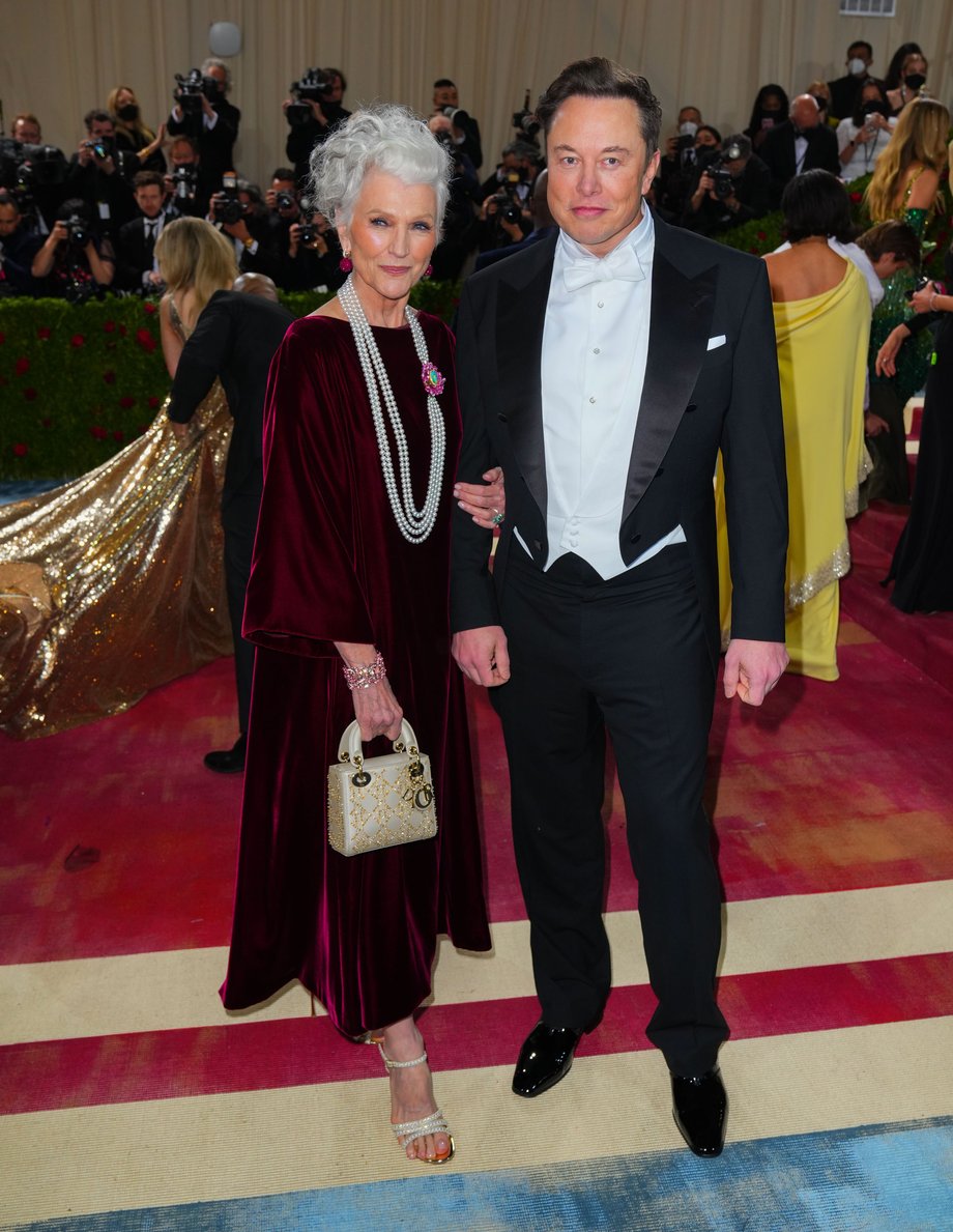 Według Isaacsona Maye Musk, matka Elona, obawiała się, że jej syn, choć "wyjątkowy", ale może stać się taki, jak jego ojciec.