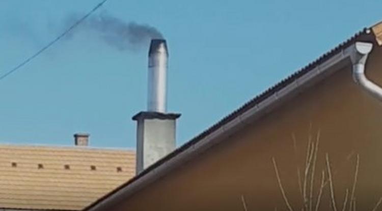  Egy budaörsi kémény, amelynek füstje hulladékégetésre utal
