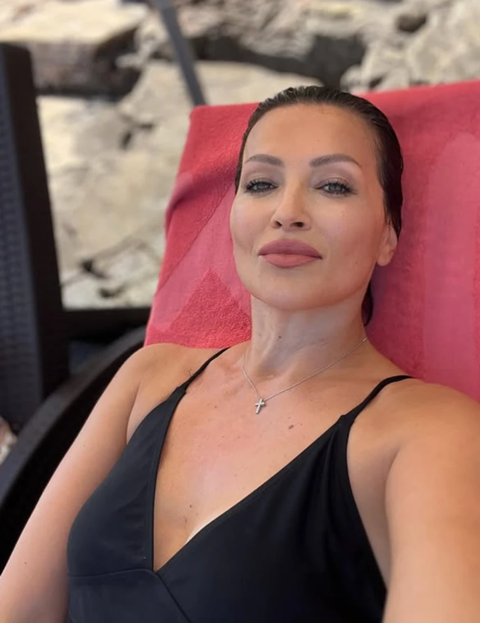 Nina Badrić uživa na plaži