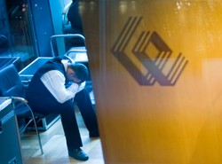 Złotówka leci na łeb na szyję