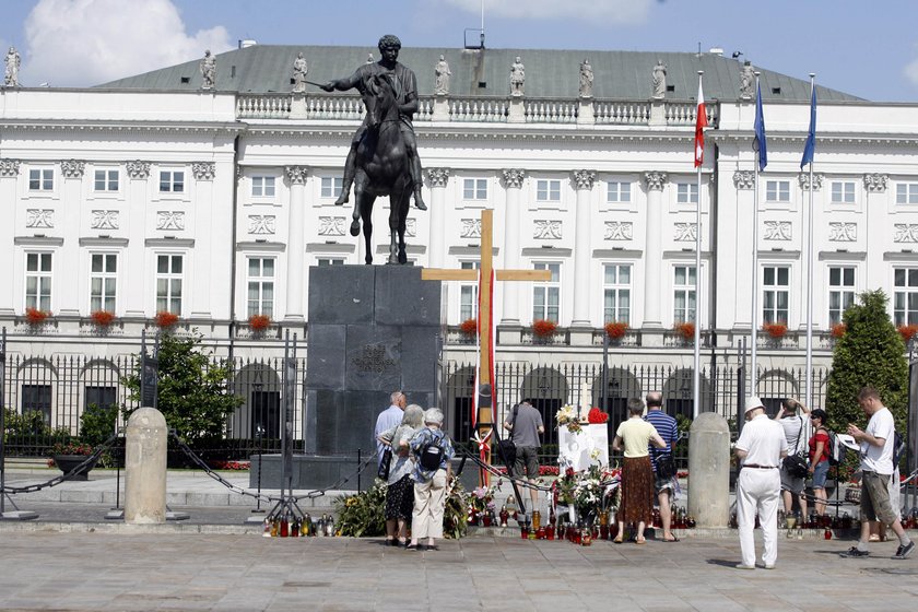 U wielu Polaków rana z 10 kwietnia nie chce się zabliźniać