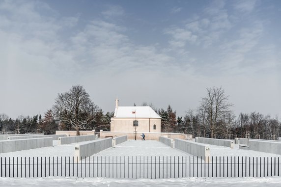 Cmentarz jak ogród. Jego przestrzeń integruje się z otaczającą go naturą