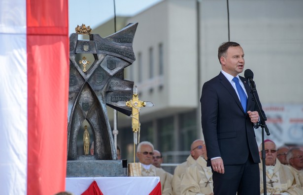 Zdaniem Dudy powinniśmy na to reagować, wprowadzając coraz bardziej doskonałe zabezpieczenia antyterrorystyczne, ale także poprzez likwidowanie źródeł organizacji terrorystycznych.