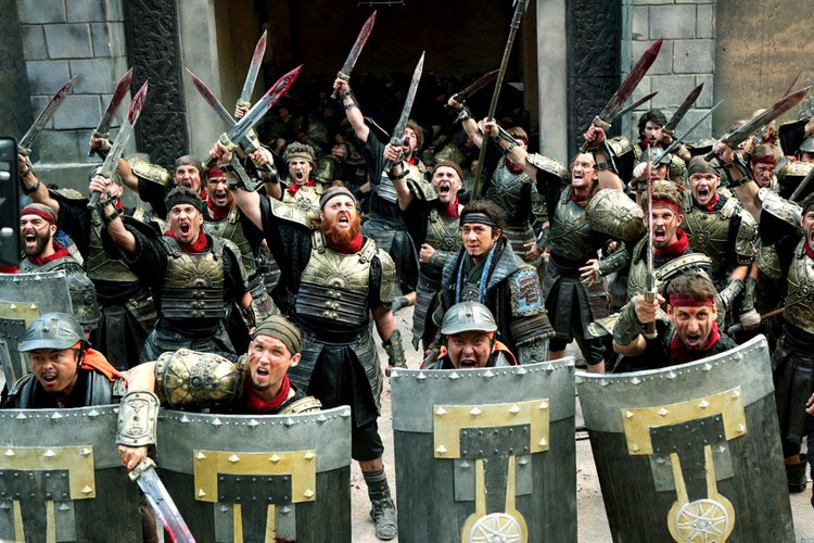 Wojna imperiów, reż. Daniel Lee
<br><br>
Huo An (Jackie Chan) dowodzi oddziałem specjalnym strzegącym Jedwabnego Szlaku - strategicznej drogi handlowej łączącej Chiny z Europą. Jego zadaniem jest utrzymywanie pokoju między trzydziestoma sześcioma narodami, które konkurują o kontrolę nad szlakiem. Pewnego dnia Huo An wraz ze swoimi najbardziej zaufanymi ludźmi zostaje niesłusznie oskarżony o przemyt złota i trafia do miasta-więzienia. Doświadczenie militarne Huo Ana i jego żołnierzy okazuje się przydatne, gdy pod bramami staje zdziesiątkowany rzymski legion pod dowództwem zbuntowanego Lucjusza (John Cusack). Jednak nie oni stanowią realne niebezpieczeństwo. Prawdziwe zagrożenie to wielotysięczne zastępy bezwzględnego generała Tyberiusza (Adrien Brody), podążającego tropem Lucjusza. Epicka bitwa, która rozegra się między garstką doraźnie sprzymierzonych przedstawicieli 36 narodów i legionistów a potężną rzymską armią, przejdzie do legendy.