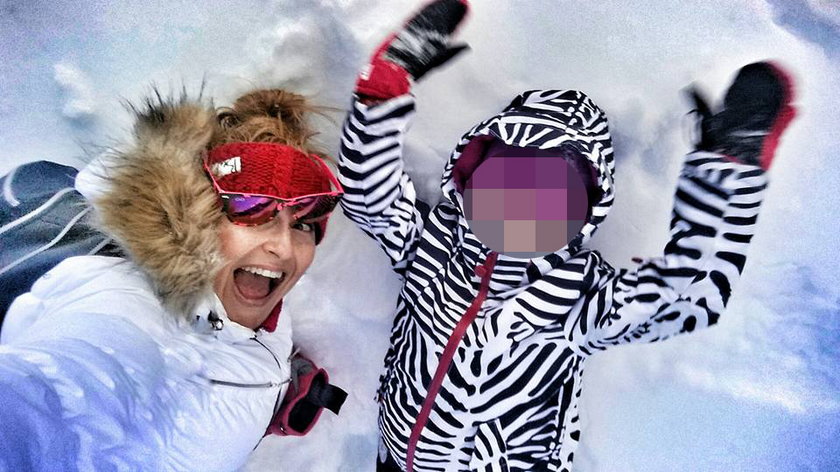 Katarzyna Skrzynecka uczy córkę jazdy na nartach