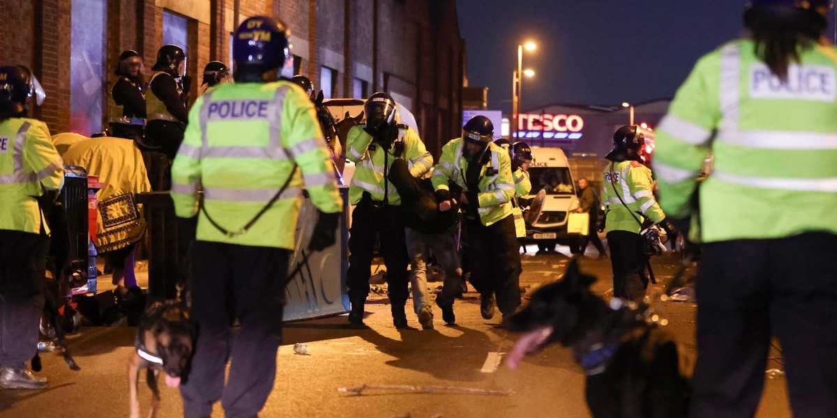 Policja, psy, radiowozy - tak wczoraj wyglądały okolice stadionu Aston Villi.